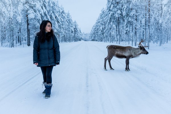 Quelle est la meilleure manière d'intégrer des imprimés floraux dans une tenue hivernale?