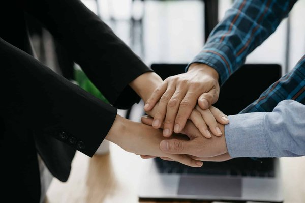 Quelles techniques pour assortir des tenues à motifs géométriques avec des accessoires discrets?