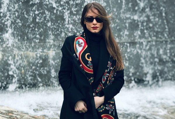 Comment porter une robe portefeuille en hiver sans avoir froid?