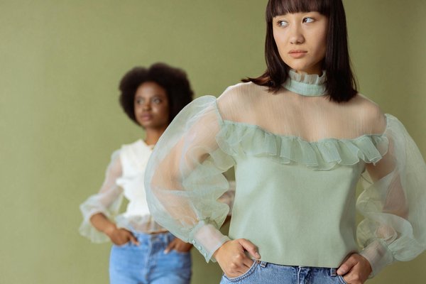 Comment moderniser une tenue vintage avec des accessoires contemporains ?