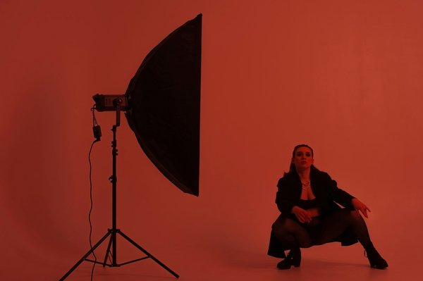 Comment porter des vestes en cuir coloré sans paraître trop audacieuse?